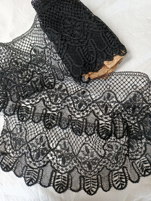 French Brocante - For Sale - Long 1900's lace flounce Description: <p>Long wide crochet lace flounce, lightly gathered at the top hem </p>

<p>Good condition</p>

<p>640cm long, 4.5cm wide</p>
