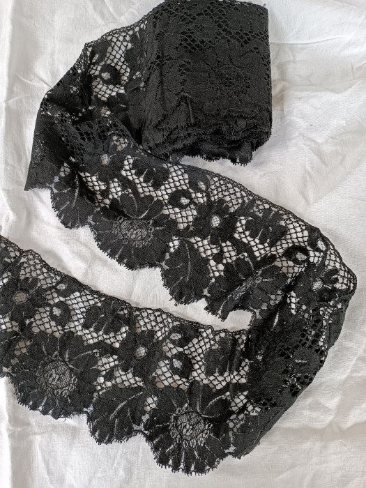 French Brocante - For Sale - Edwardian lace trimDescription: <p>Pretty floral motif Edwardian lace in used condition</p>

<p>There is one break along the 450cm length, 10cm wide</p>

<p> </p>
