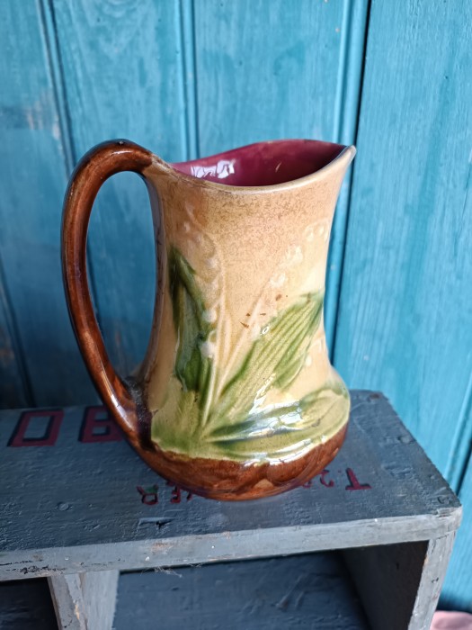 French Brocante - For Sale - Barbotine French Majolica Jug, Lily of the ValleyDescription: <p>6" high majolica jug with good age staining</p>

