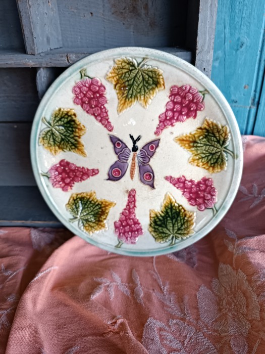 French Brocante - For Sale - Barbotine French Majolica Plate, Butterfly and RasDescription: <p>9" Barbotine plate in good condition</p>
