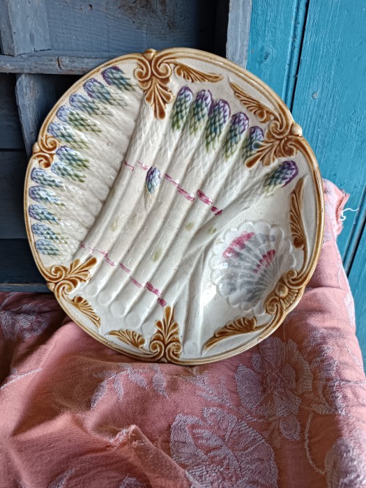 French Brocante - For Sale - Barbotine French Majolica Asparagus PlateDescription: <p>Superb majolica plate decorated with an abundance of asparagus and a shell shaped butter reservoir</p>

<p>Approc 10" diameter</p>
