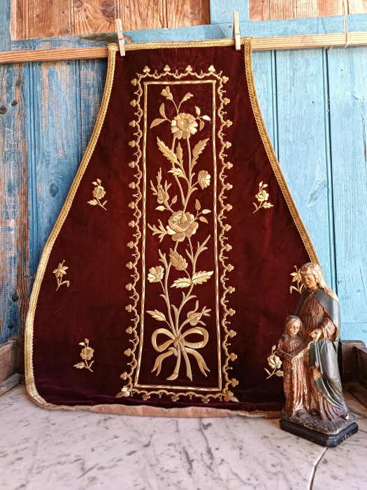 French Brocante - For Sale - Ecclesiastical Religious Banner Velvet Silverwork Description: <p>A very wonderful antique ecclesiastical textile heavily encrusted with gold work florals, I particularly like the combination of the crimson velvet and gold</p>

<p>Small tie at the back for hanging, back lined with glazed cotton</p>

<p>In perfect antique condition</p>

<p>84cm by 62cm at the widest point </p>
