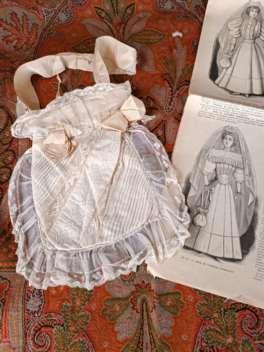 French Brocante - For Sale - 1900's First Communion Silk Aumoniere Purse no2Description: <p>An essential part of the First Communion costume these small money purses hung from the sash at the waist of the dress</p>

<p>This one has an embroidered chiffon front and chiffon and lace trim, all in good condition except for some damage to the carrying ribbon from being pinned to the sash</p>

<p>The variety of designs makes them a great collectable and wonderful to display in groups for the maison romantique interior</p>
