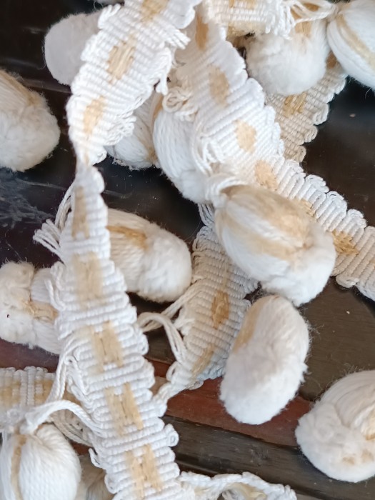 French Brocante - For Sale - Vintage White Cotton and Gold Silk Bobble TrimDescription: <p>Vintage bobble trim for upholstery, lampshades and curtains white cotton with a golden silk thread highlight, very elegant, great condition only two pompoms missing which you'll need to close the gap on, 2 lengths each 280cm</p>

