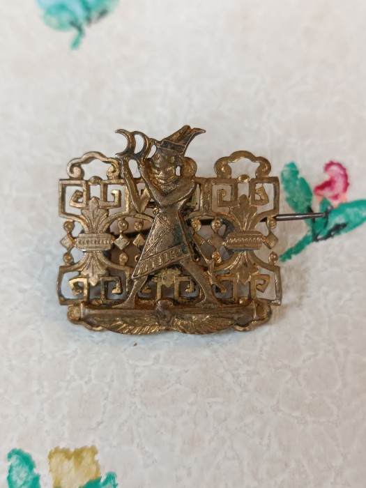 French Brocante - For Sale - 1920 Gilt Metal Egyptian Revival BroochDescription: 