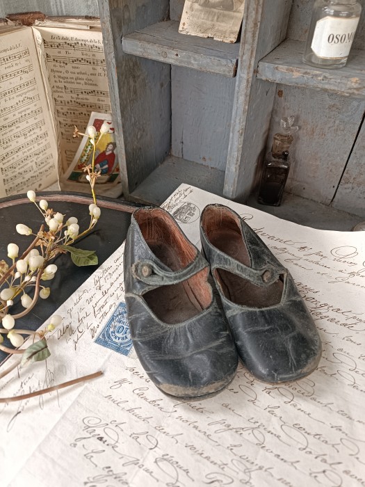 French Brocante - For Sale - Vintage Pair of Child's Keepsake ShoesDescription: <p>Lovingly stored away when she grew out of them this teeny pair of first shoes are untouched since they were discarded in the early 1900's and Maman stored them away for a lifetime as a souvenir, I even love how scuffed and worn the leather is&nbsp;from daily wear, adorable for creating a romantic period display</p>
