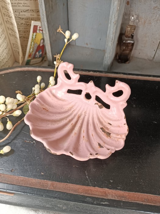 French Brocante - For Sale - Cast Iron Wall Mounted Soap DishDescription: <p>Pretty pink soap dish, nicely chippy and timeworn, cast iron enamel with a heavy enamel finish&nbsp;</p>
