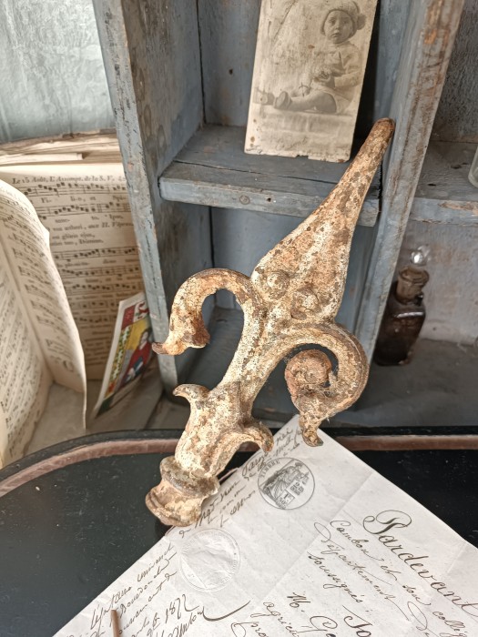 French Brocante - For Sale - Cast Iron Fleur de Lys MountDescription: <p>I love architectural salvage like thiss cast iron decorative mount in fleur de Lys form, the perfect combination of rust and old paint, 21cm long&nbsp;</p>

<p>&nbsp;</p>

