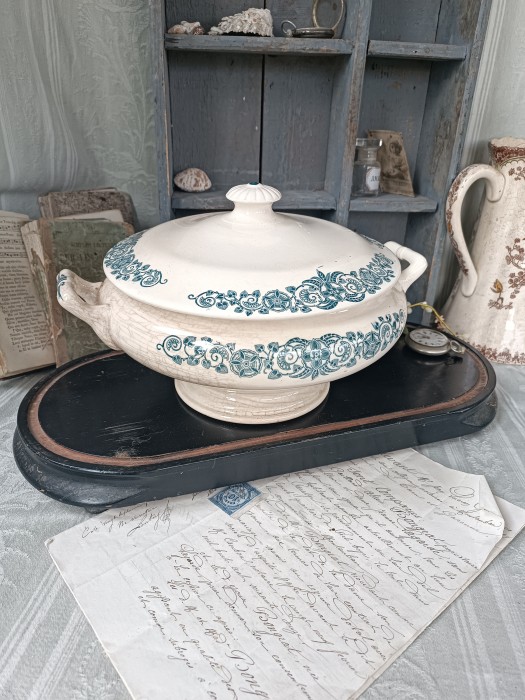 French Brocante - For Sale - Antique Ironstone TureenDescription: <p>Longchamp terre de fer ironstone tureen with very good crazed antique patina on one side, no damage</p>
