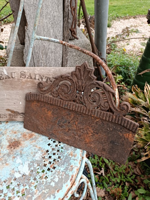 French Brocante - For Sale - Cast Iron Garden Edging Description: <p>Cast iron garden edging panel, not too heavy for shipping, rusty rustic decorating&nbsp;</p>

<p>&nbsp;</p>
