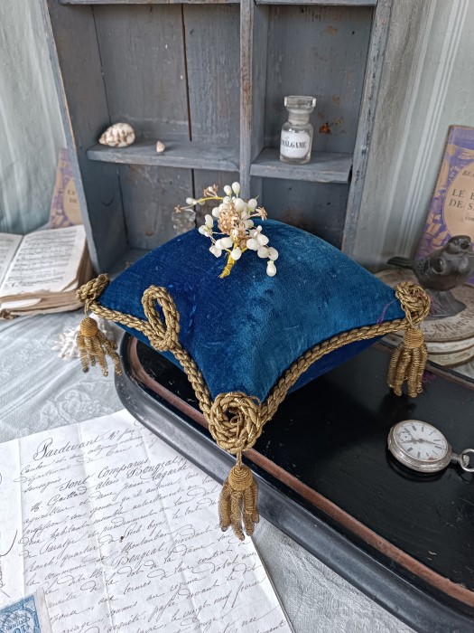 French Brocante - For Sale - 19thc Velvet Display Cushion Description: <p>A superb 19th century display cushion, they were an alternative to the gilt toleware Globe de Mariage stands and usually sat under a square dome with the wax tiara resting on top, I expect they were much more expensive to purchase which is why you don't see them very often, the trim is bright gold, the velvet is in excellent antique condition with only a few marks&nbsp;</p>
