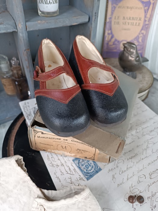 French Brocante - For Sale - Vintage Unworn Children's Shoes Description: <p>These unworn and still in their box children's shoes are adorable, one is missing a button so I'm sending them with two spare ones</p>

<p>&nbsp;</p>
