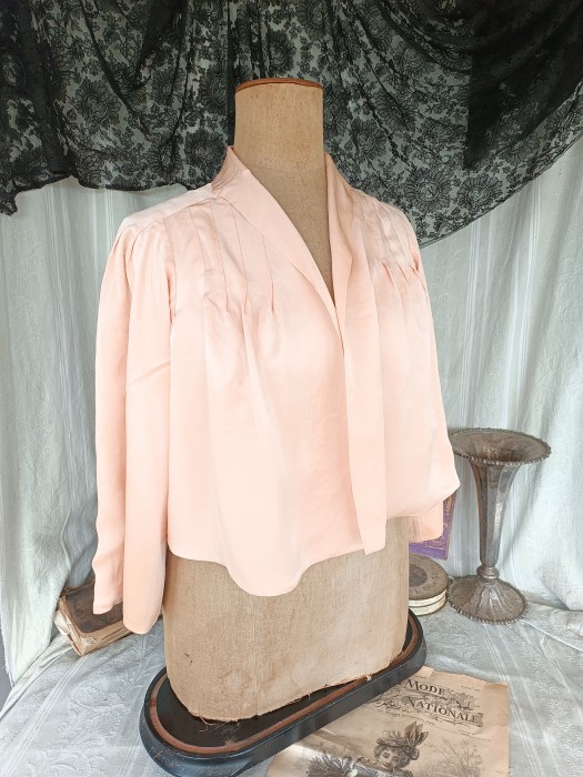 French Brocante - For Sale - 1930's Satin Boudoir Jacket Description: <p>1930's Rayon liquid satin boudoir jacket in a classic soft pink with extra wide sleeves, it had a lot of yellowing I have soaked a couple of times and it is greatly improved, there are still a few shadows on the collar edge and one of the sleeves, another wash or two will fix it, good wearable size, approx 40" chest</p>

<p>&nbsp;</p>
