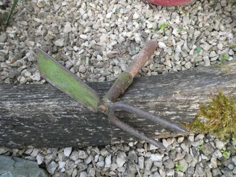 French Brocante - For Sale - Small Vintage Garden ToolDescription: <p>So much better quality than anything you can buy these days, a vintage garden tool looks good on display and is a joy to use</p>

<p>All original handle and green paint finish</p>
